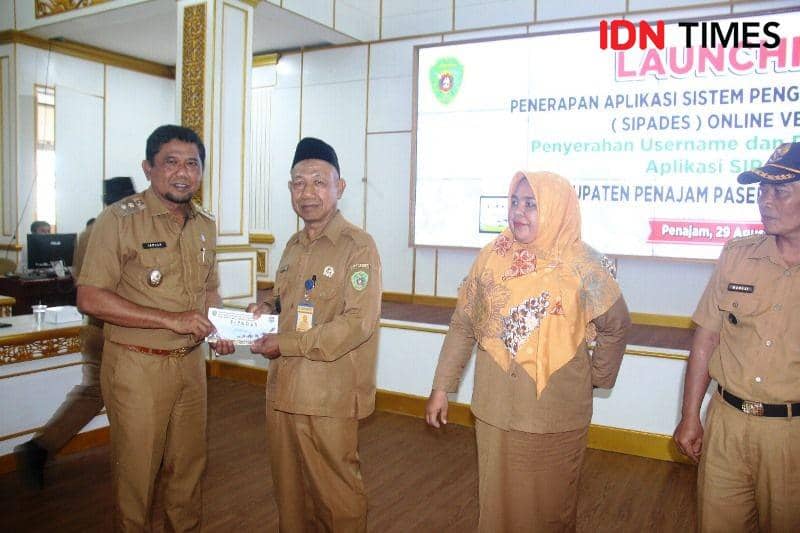 Plt Bupati PPU Hamdam secara simbolis serahkan username dan password akses SIMPEDES ke perwakilan Desa se PPU (IDN Times/Ervan)