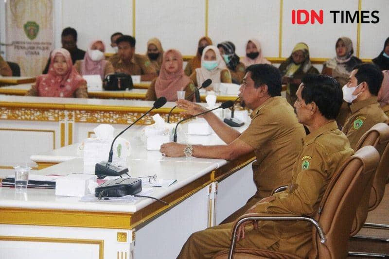 Plt. Bupati PPU, Hamdam beri arahan ke aparatur desa se PPU terkait SIPADES (IDN Times/ Ervan)