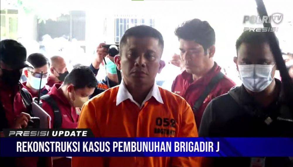 Ferdy Sambo melakukan adegan rekonstruksi penembakan Brigadir J di lokasi kejadian pada Selasa (30/8/2022). (youtube.com/Polri TV Radio)