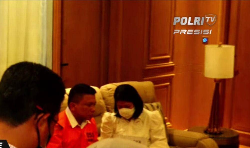 Ferdy Sambo melakukan adegan rekonstruksi penembakan Brigadir J di lokasi kejadian pada Selasa (30/8/2022). (youtube.com/Polri TV Radio)