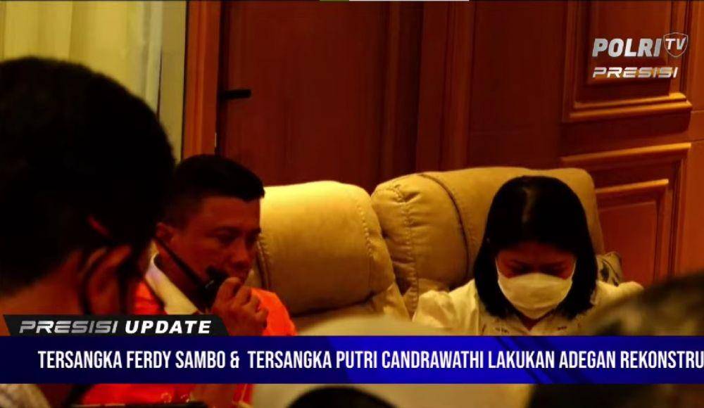 Ferdy Sambo melakukan adegan rekonstruksi penembakan Brigadir J di lokasi kejadian pada Selasa (30/8/2022). (youtube.com/Polri TV Radio)