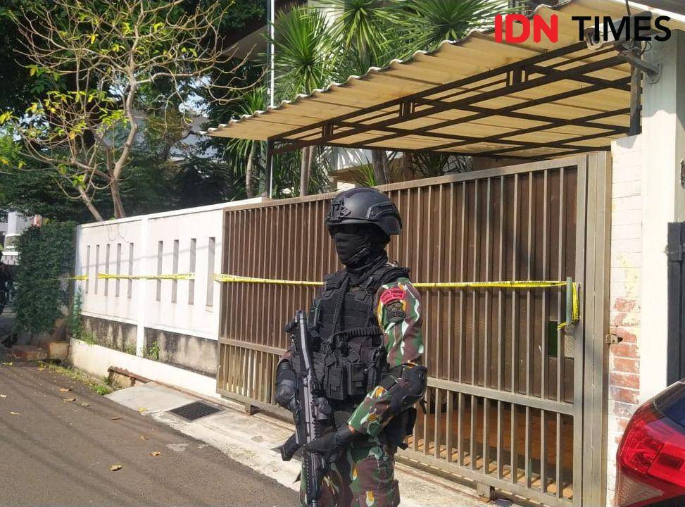 Petugas Brimob berjaga di depan rumah dinas Ferdy Sambo jelang rekonstruksi, Selasa (30/8/2022). (IDN Times/Irfan Fathurohman)