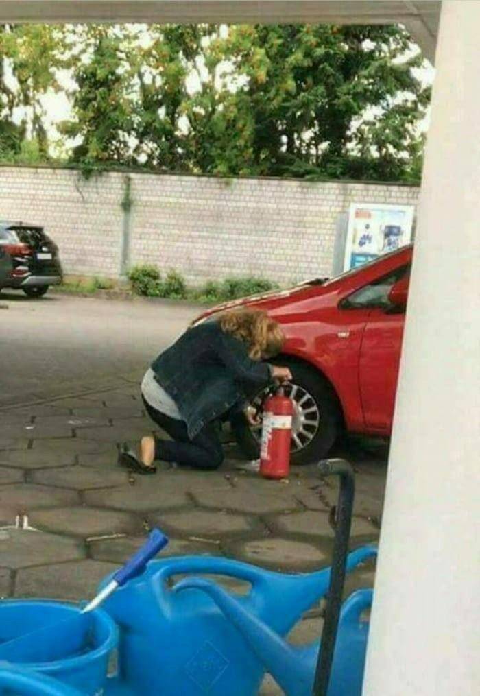 potret orang dengan gelagat aneh (reddit.com/user/need_my_amphetamines)
