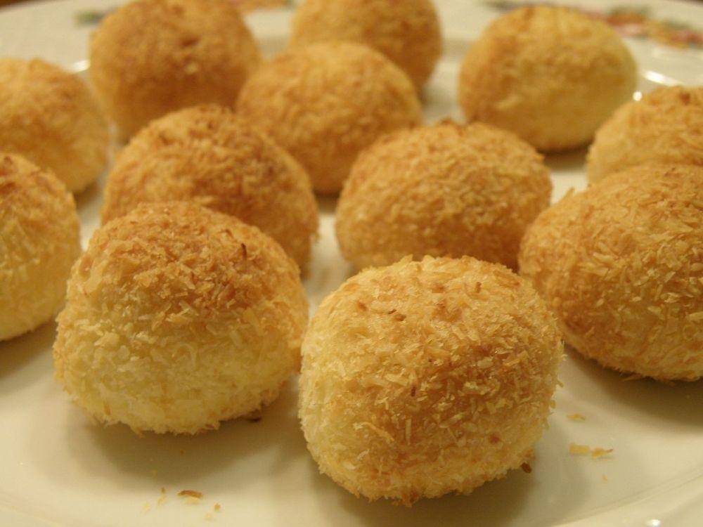 cocadas (Deparpor, CC BY-SA 3.0, via Wikimedia Commons)