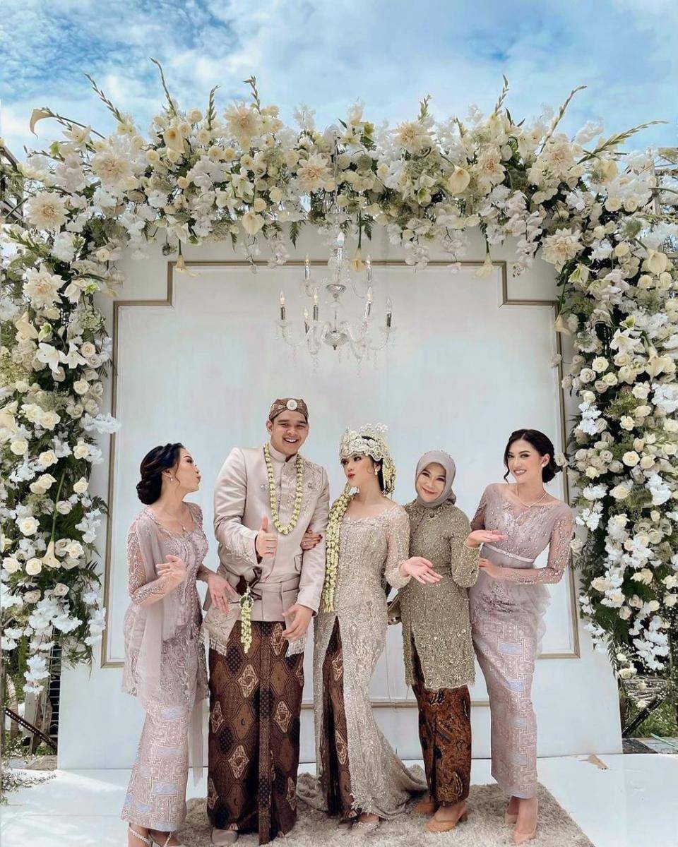 Kebaya brokat untuk bridesmaid. (instagram.com/dindranashriyah)