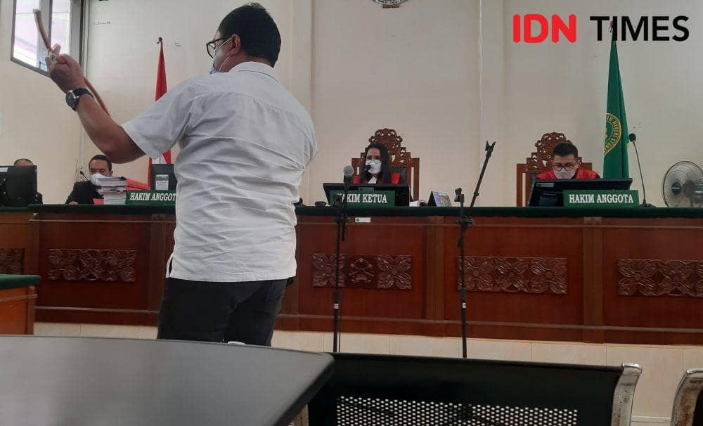 Saksi pelapor dari pihak kepolisian menunjukan selang yang diduga digunakan untuk menganiaya korban (penghuni kerangkeng). (IDN Times/ Bambang Suhandoko)