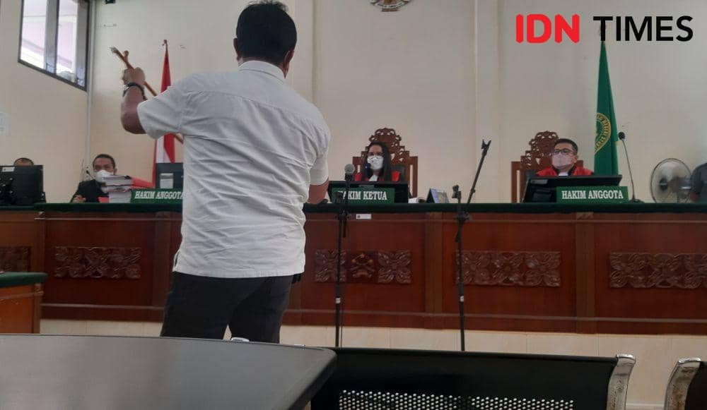 Saksi pelapor dari pihak kepolisian menunjukan selang yang diduga digunakan untuk menganiaya korban (penghuni kerangkeng). (IDN Times/ Bambang Suhandoko)