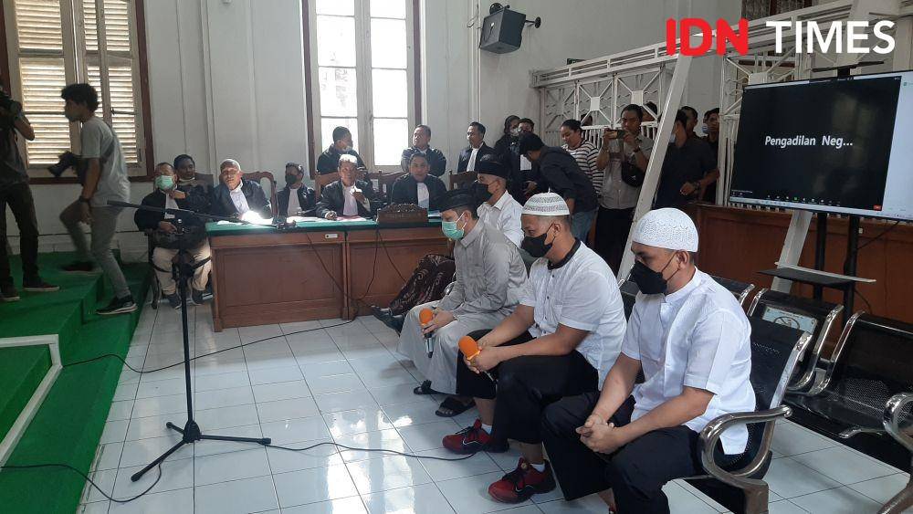 Empat terdakwa pembunuhan pegawai Dishub Makassar saat di ruang sidang Pengadilan Negeri (PN) Makassar, Rabu (31/8/2022). (Dahrul Amri/IDN Times Sulsel)