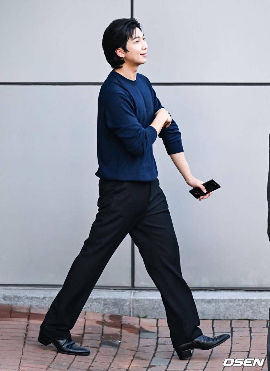 outfit smart kasual ala Namjoon BTS (twitter.com/rmarchives)