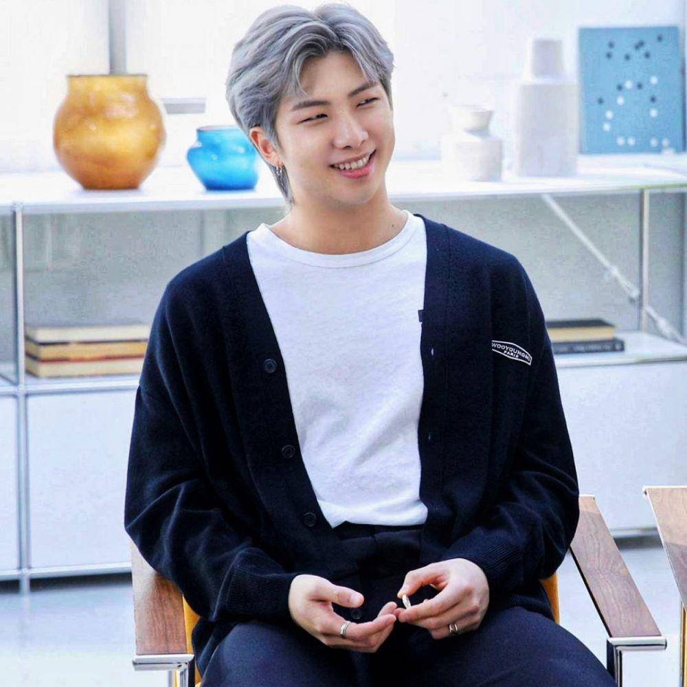 outfit smart kasual ala Namjoon BTS (twitter.com/kimnamjoonpics)