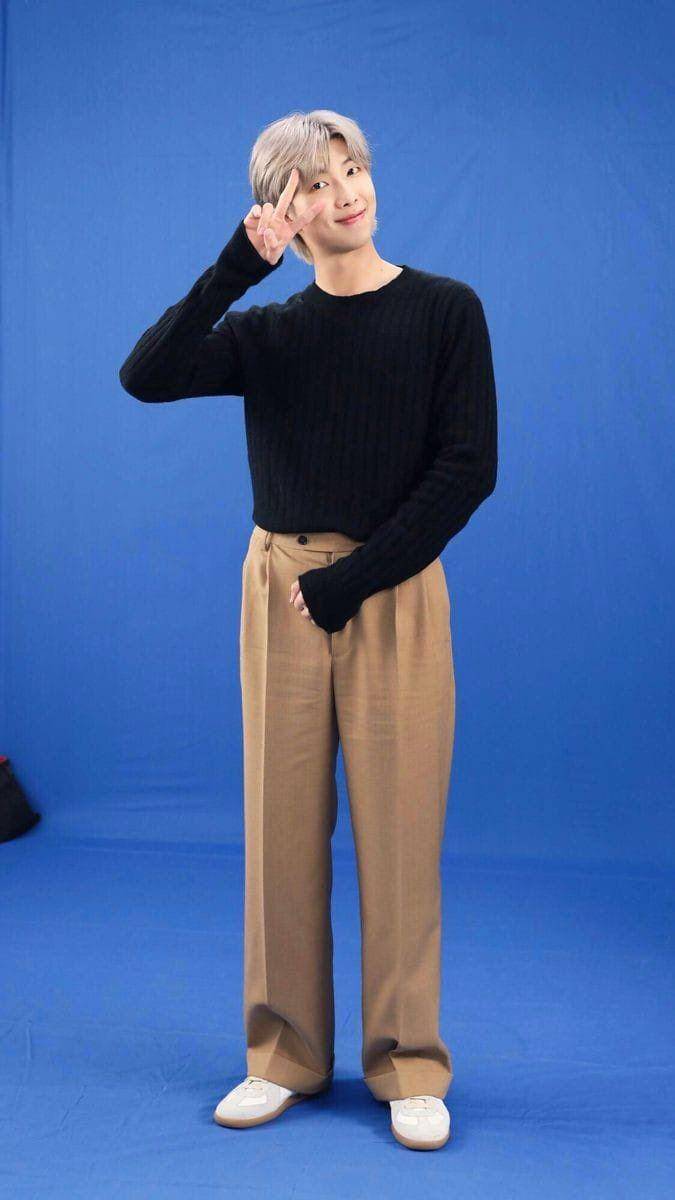 outfit smart kasual ala RM BTS (twitter.com/TheDailyNoona)