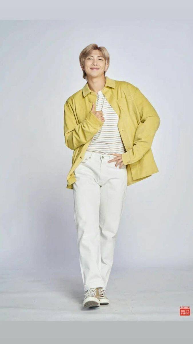 outfit smart kasual ala RM BTS (twitter.com/TheDailyNoona)