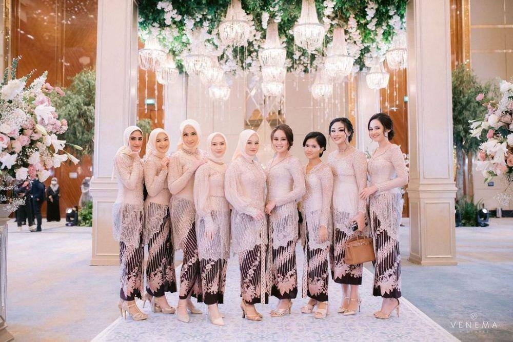 Kebaya brokat untuk bridesmaid. (instagram.com/venemapictures)
