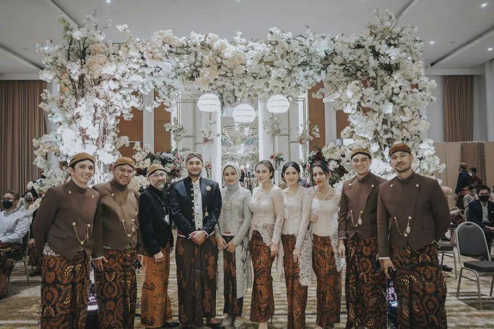 Kebaya brokat untuk bridesmaid. (instagram.com/wulanguritno)