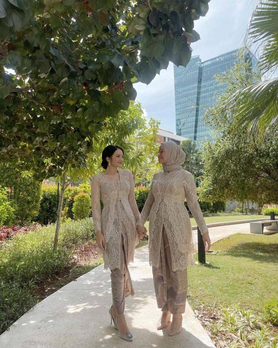 Kebaya brokat untuk bridesmaid. (instagram.com/enzystoria)