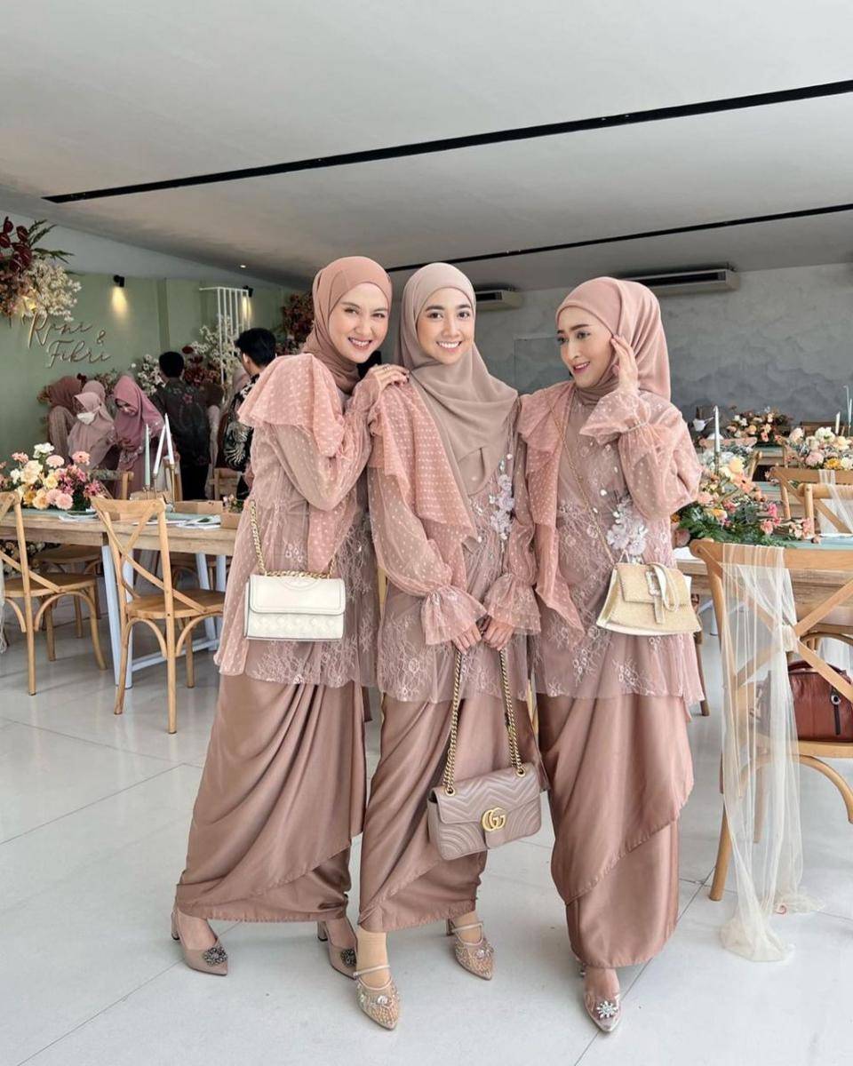 Kebaya brokat untuk bridesmaid. (instagram.com/inasrana)