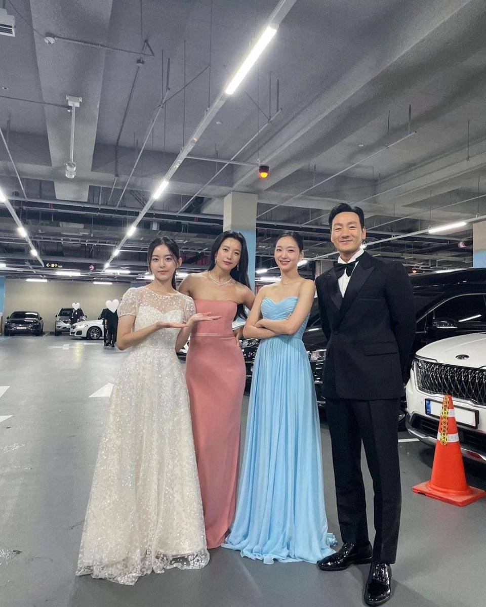 Kim Go Eun dan Park Ji Hu (instagram.com/03_hu)