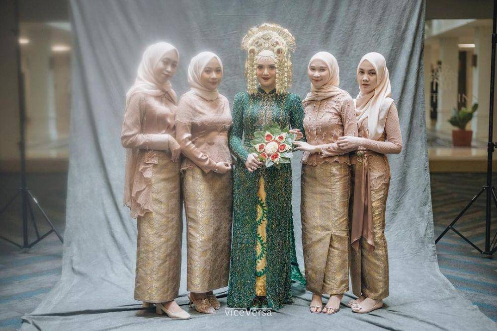 Kebaya brokat untuk bridesmaid. (instagram.com/nasariastri)