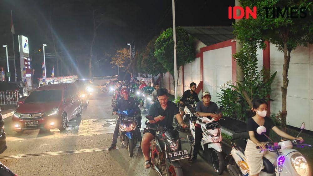 Sejumlah pengendara sepeda motor tampak mengantri untuk mengisi BBM sebelum terjadi kenaikan harga di SPBU. (IDNTimes/Dicky)