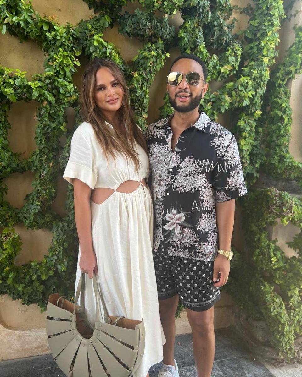 Chrissy Teigen dan John Legend menanti anak ketiga. (instagram.com/chrissyteigen)