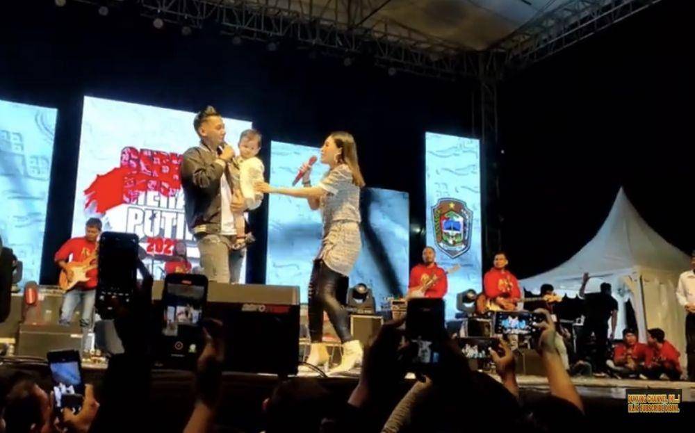 Nella Kharisma, Dory Harsa dan sang anak manggung (instagram.com/nellakharismalovers.id)