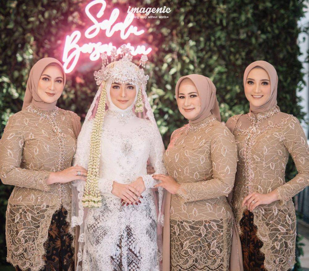 Kebaya brokat untuk bridesmaid. (instagram.com/ericaputrii)