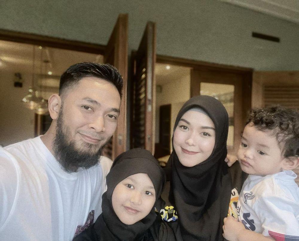 Jarang Tersorot, Ini 10 Potret Harmonis Keluarga Uki Eks Noah
