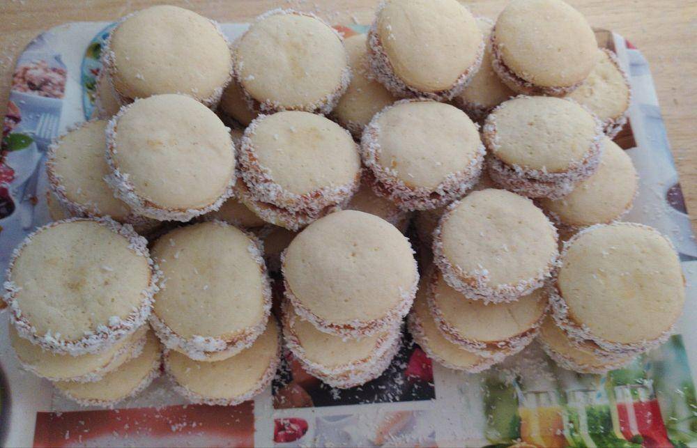 alfajores (Aylin Oporto, CC BY-SA 4.0, via Wikimedia Commons)