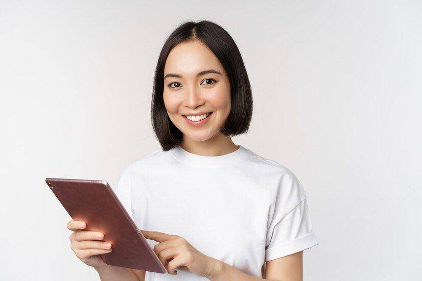 Seorang wanita sedang memainkan gadget (Dok. Freepik)
