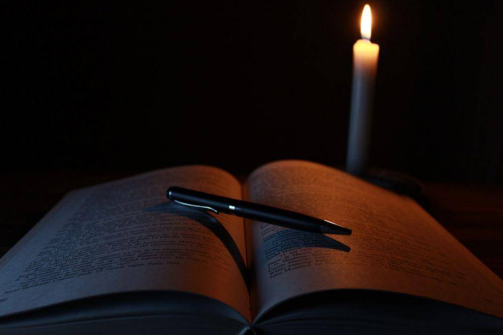 ilustrasi buku dan pulpen (Pexels.com/Pixabay)