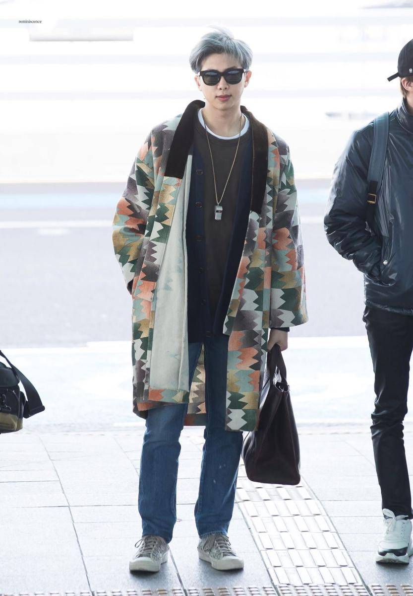 outfit smart kasual ala Namjoon BTS (twitter.com/rkivespic)