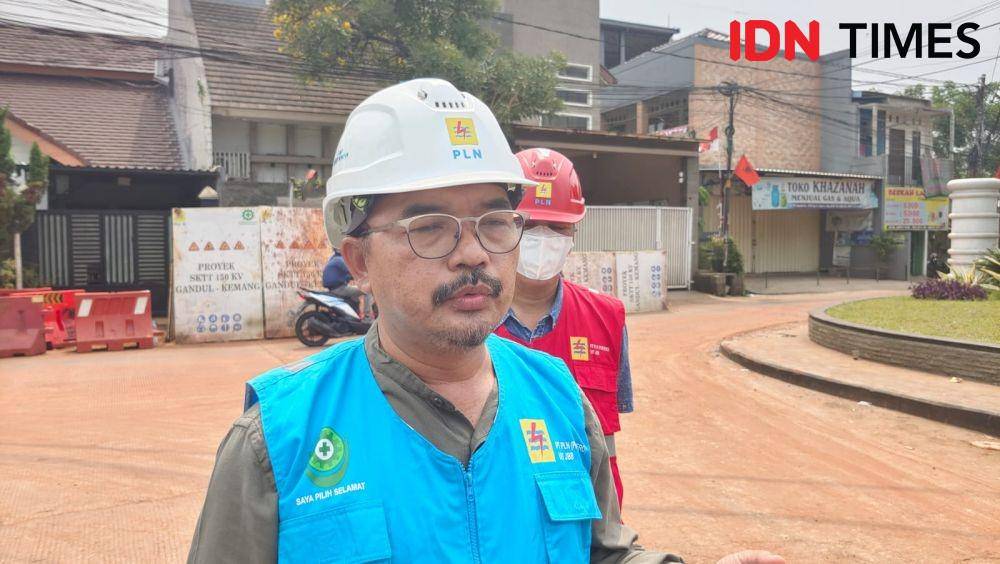 Senior Manager Pengembangan Sistem Transmisi PLN UIT JBB, Bambang Warsono memberikan klarifikasi soal Jalan Raya Gandul berlumpur, Kelurahan Gandul, Kecamatan Cinere, Kota Depok. (IDNTimes/Dicky)