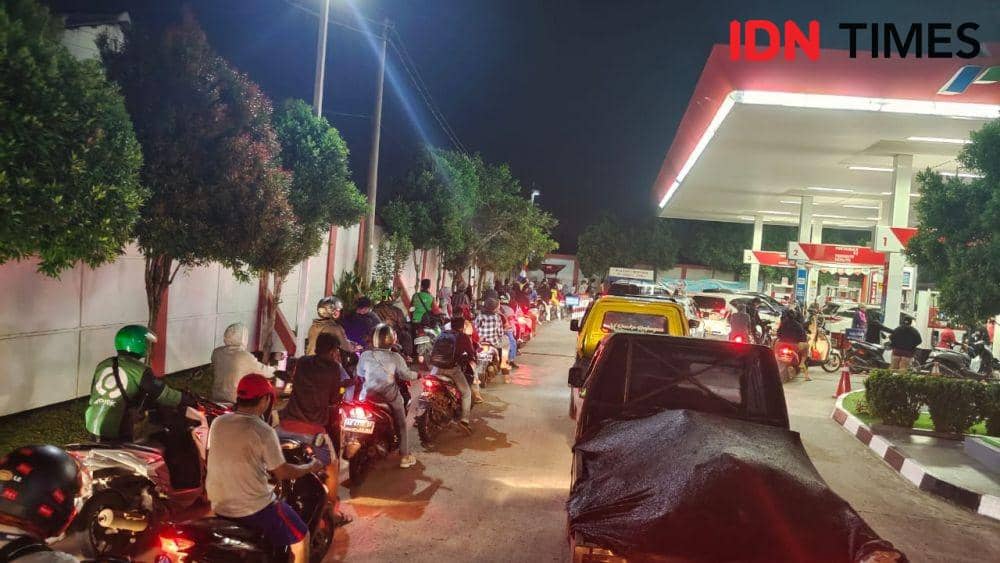 Heboh Kabar BBM Naik, Antrean Mengular di Sejumlah SPBU Depok