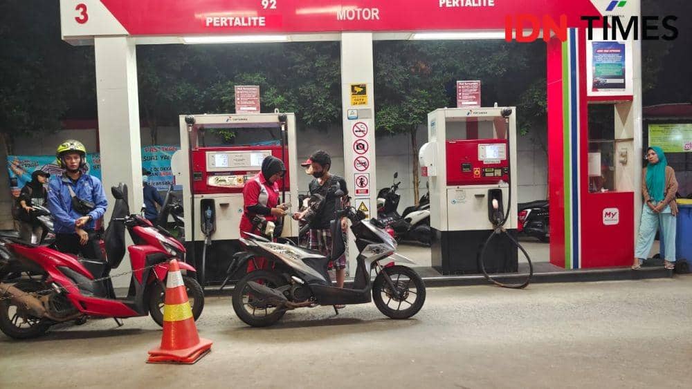 Warga saat mengisi BBM di SPBU Jalan Raya Cipayung, Kecamatan Cipayung, Kota Depok. (IDNTimes/Dicky)