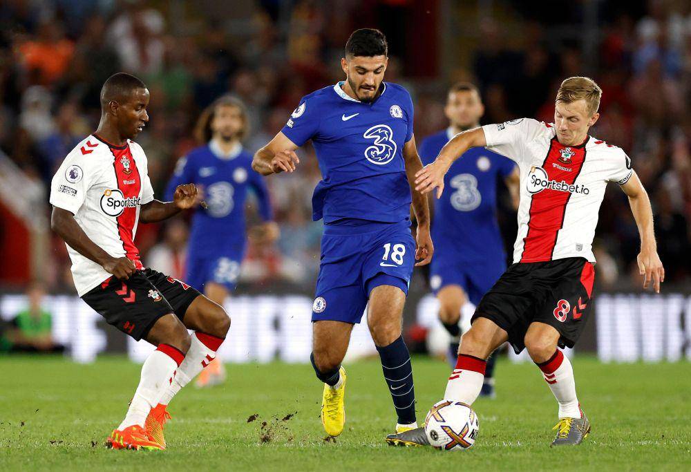 Aksi Armando Broja (tengah) dalam pertandingan Chelsea melawan Southampton pada pekan kelima English Premier League 2022/2023. (twitter.com/Squawka)