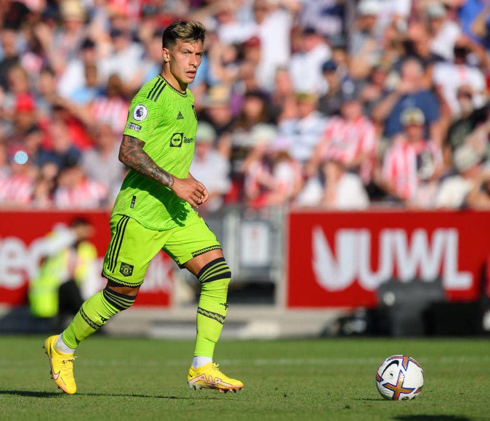 Lisandro Martinez membela Manchester United saat menghadapi Southampton pada 27 Agustus 2022. (twitter.com/Squawka)