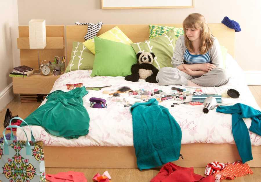 5 Tips Kos Tetap Rapi, Pakai Rak yang Menempel di Dinding