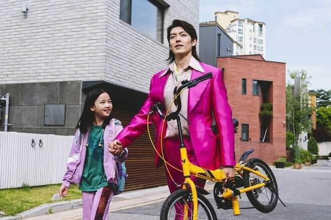 9 Potret Akrab Kim Woo Bin dan Choi Yu Ri, Mirip Ayah Anak Beneran!