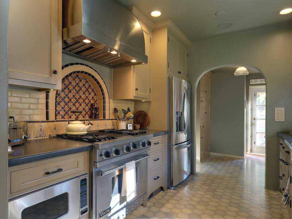 desain dapur bergaya tuscan (hgtv.com)