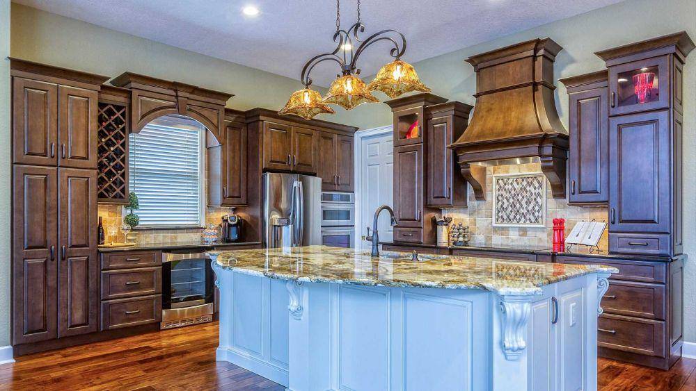 desain dapur bergaya tuscan (realtor.com)