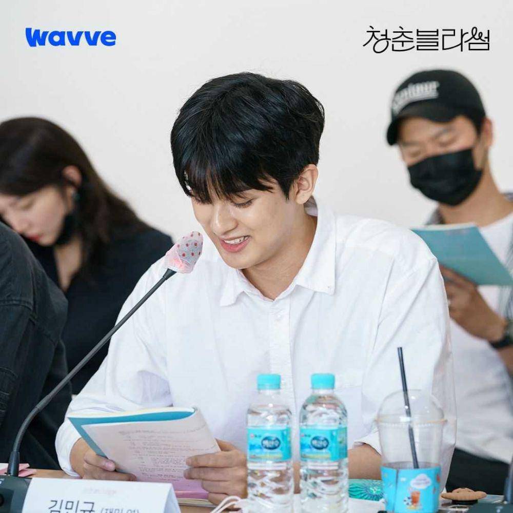 Kim Min Kyu di pembacaan naskah KDrama Season of Blossom (instagram.com/wavve.official)