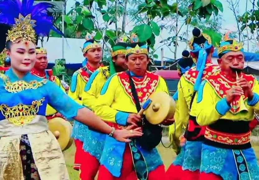 Penyambutan Bupati Sampang menggunakan musik Saronen. (youtube.com/Mas Bimbo MD)