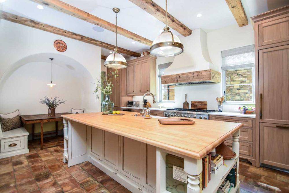 desain dapur bergaya tuscan (houzz.com)