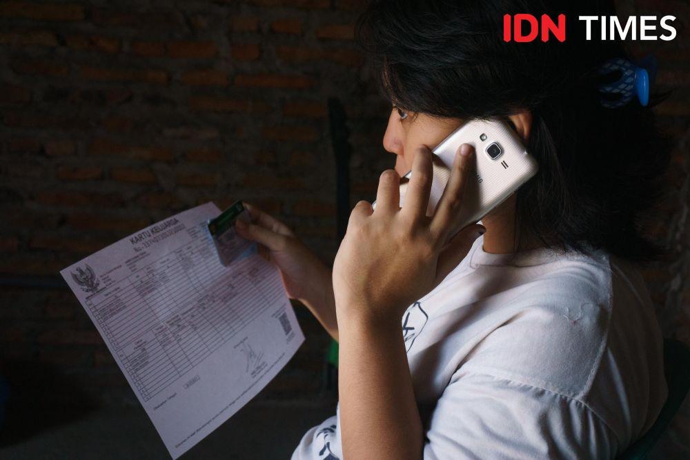 Yunita Bella, peserta PBI menelepon BPJS Care Center 165 di Semarang, Jawa Tengah (IDN TImes/Dhana Kencana)