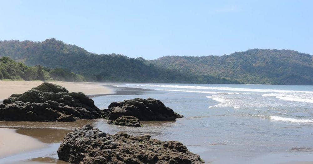 Pantai Poncomoyo Banyuwangi. (pantaiponcomoyobanyuwangi.blogspot.com)