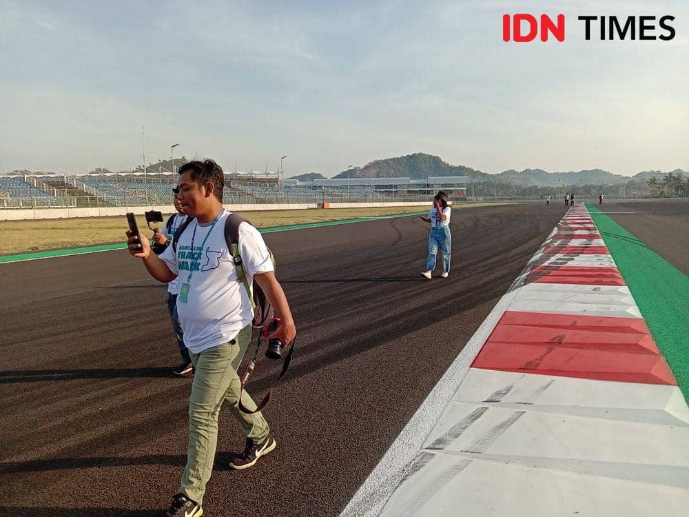 Kegiatan Mandalika Track Walk di Sirkuit Mandalika. (IDN Times/Muhammad Nasir)