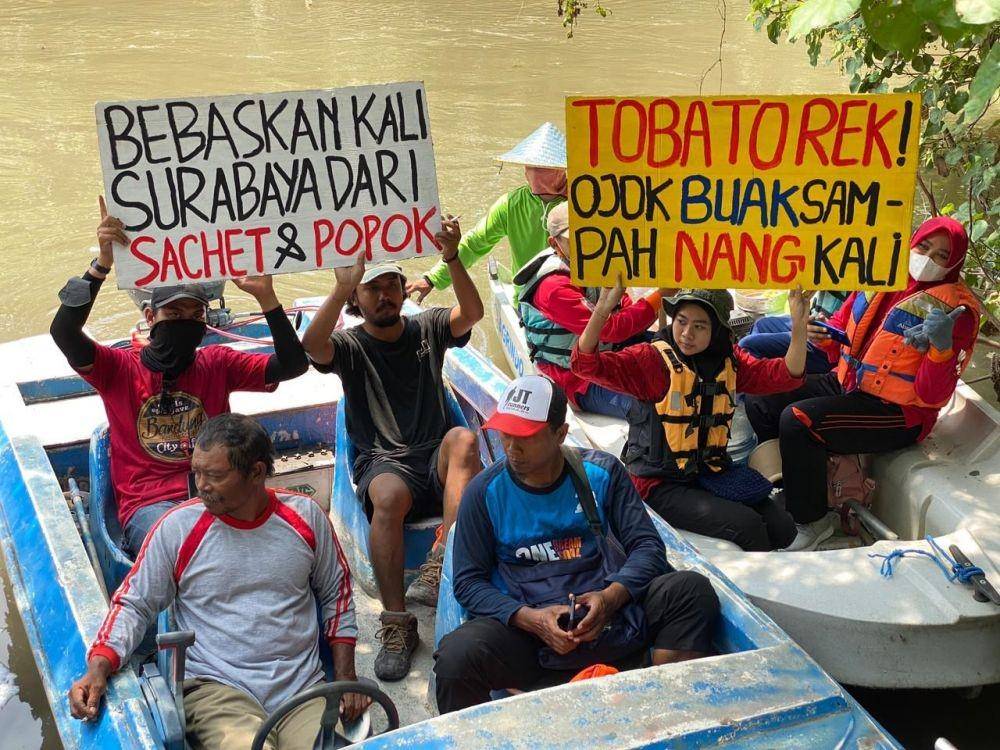 Ecoton saat menggelar aksi susur sungai di Kali Surabaya. (Dok. Ecoton Surabaya).