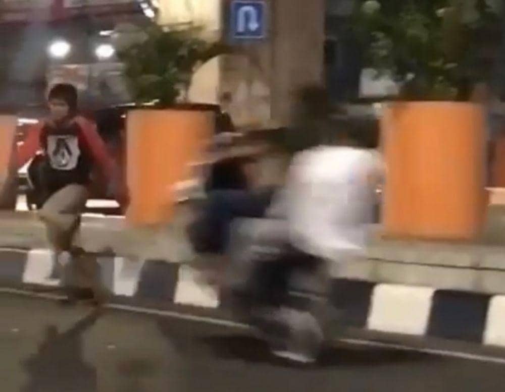 Korban ODGJ usai dianiaya sejumlah orang dan sebelum ditabrak di Jl AP Pettarani Makassar, Sulsel. (Istimewa)