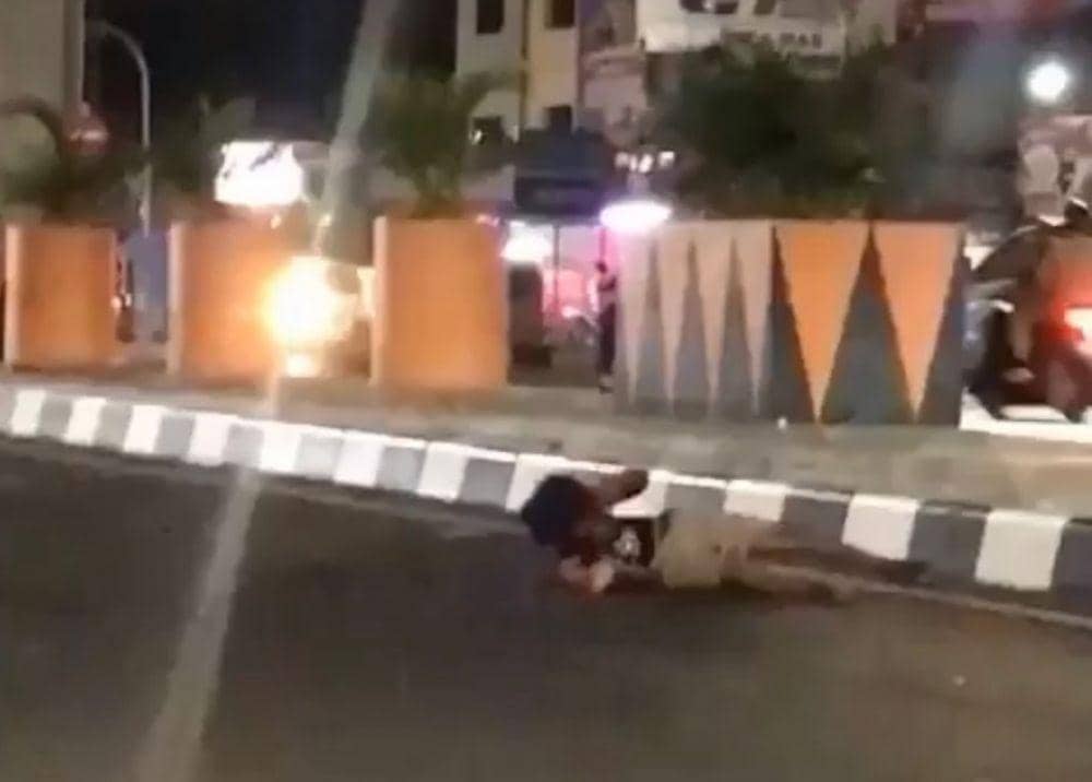 Korban ODGJ terpental di jalan raya Jl AP Pettarani Makassar usai dianiaya sejumlah orang. (Istimewa)
