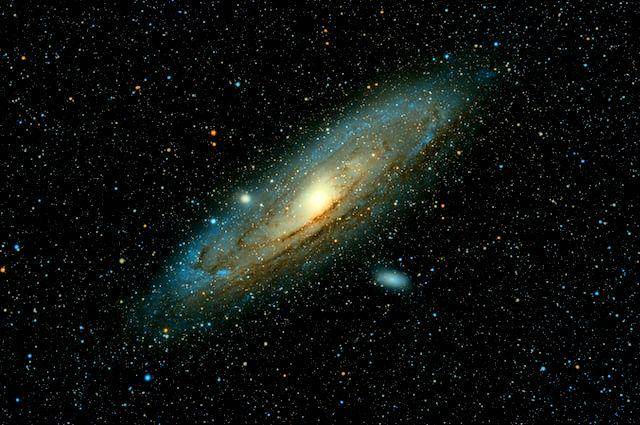 gambar galaksi Andromeda (unsplash.com/Guillermo Ferla)